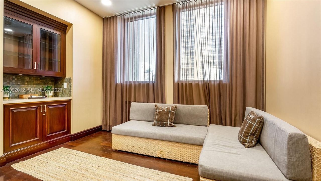 В аренду: $4,500 (1 спален, 1 ванн, 883 Квадратных фут)