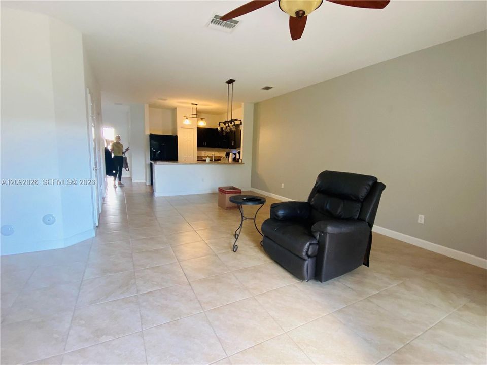 For Rent: $3,090 (3 beds, 2 baths, 1560 Square Feet)