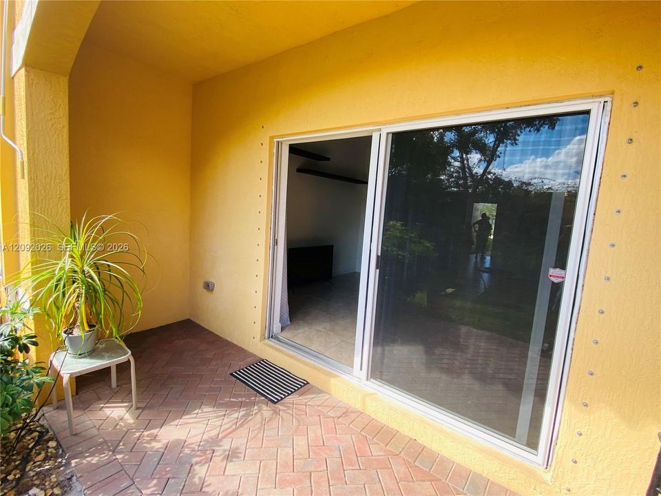 For Rent: $3,090 (3 beds, 2 baths, 1560 Square Feet)