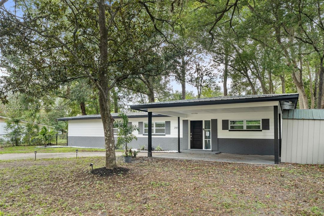 For Sale: $225,000 (2 beds, 1 baths, 904 Square Feet)