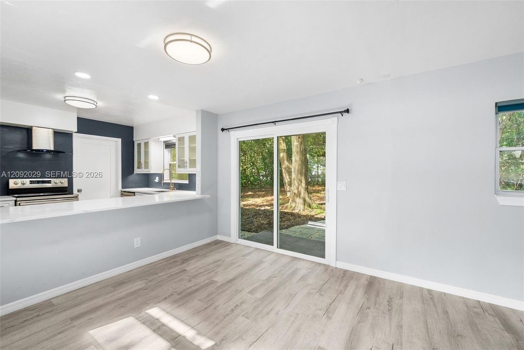 For Sale: $225,000 (2 beds, 1 baths, 904 Square Feet)
