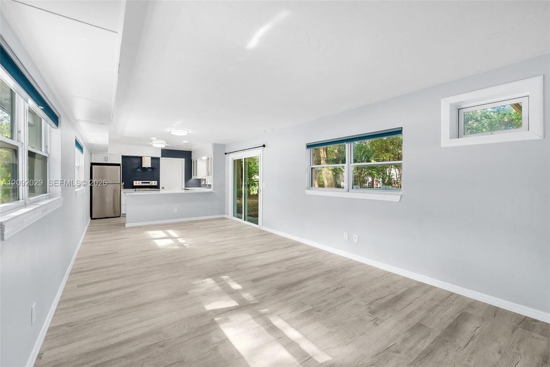 For Sale: $225,000 (2 beds, 1 baths, 904 Square Feet)