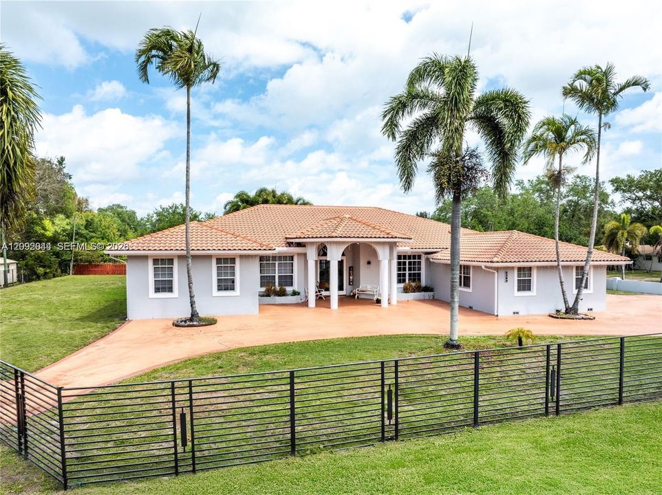For Sale: $1,900,000 (5 beds, 4 baths, 3847 Square Feet)