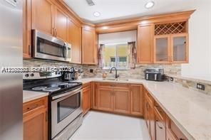 На продажу: $449,999 (4 спален, 2 ванн, 1814 Квадратных фут)