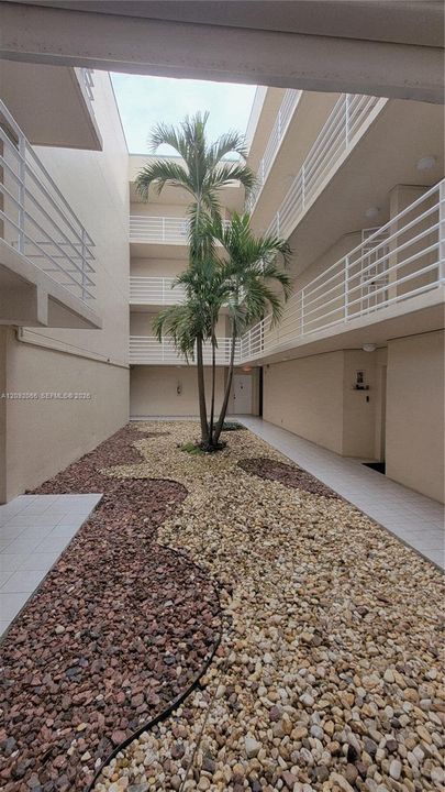 For Rent: $2,200 (1 beds, 1 baths, 720 Square Feet)