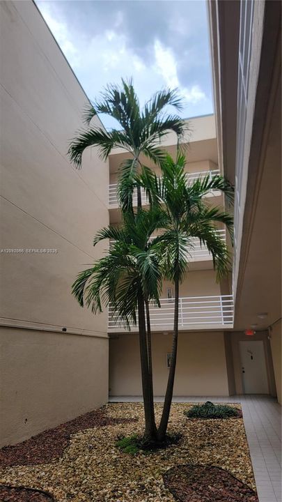 For Rent: $2,200 (1 beds, 1 baths, 720 Square Feet)