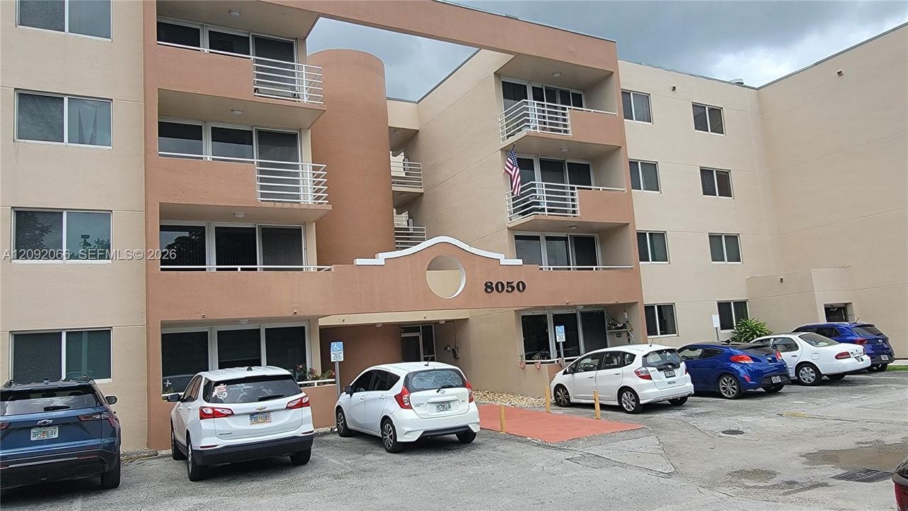 For Rent: $2,200 (1 beds, 1 baths, 720 Square Feet)