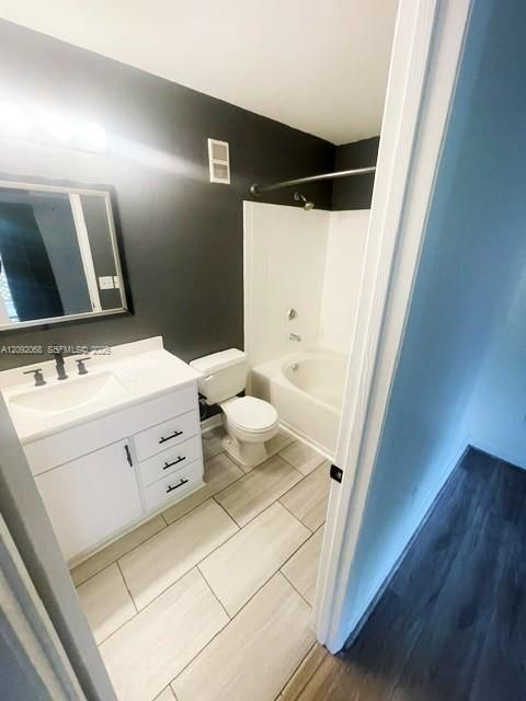 Active With Contract: $2,225 (2 beds, 2 baths, 888 Square Feet)
