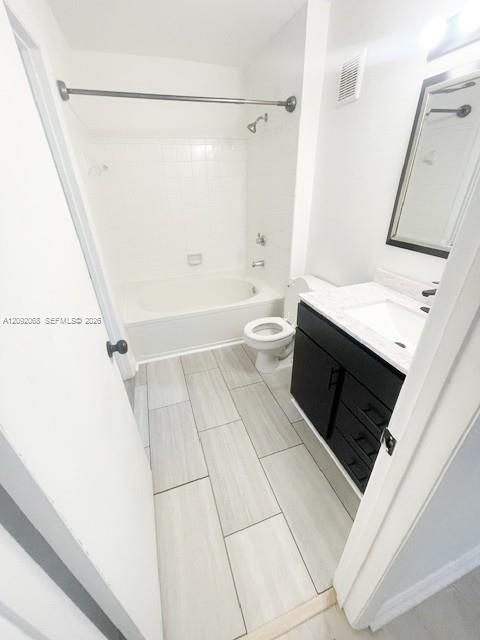 Active With Contract: $2,225 (2 beds, 2 baths, 888 Square Feet)