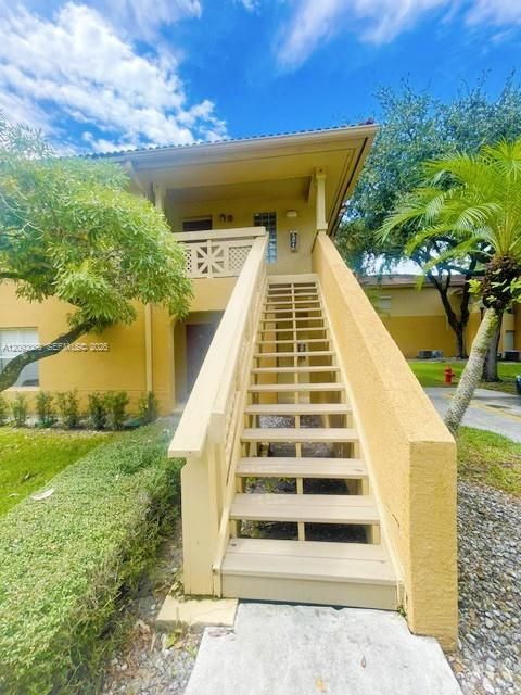 Active With Contract: $2,225 (2 beds, 2 baths, 888 Square Feet)