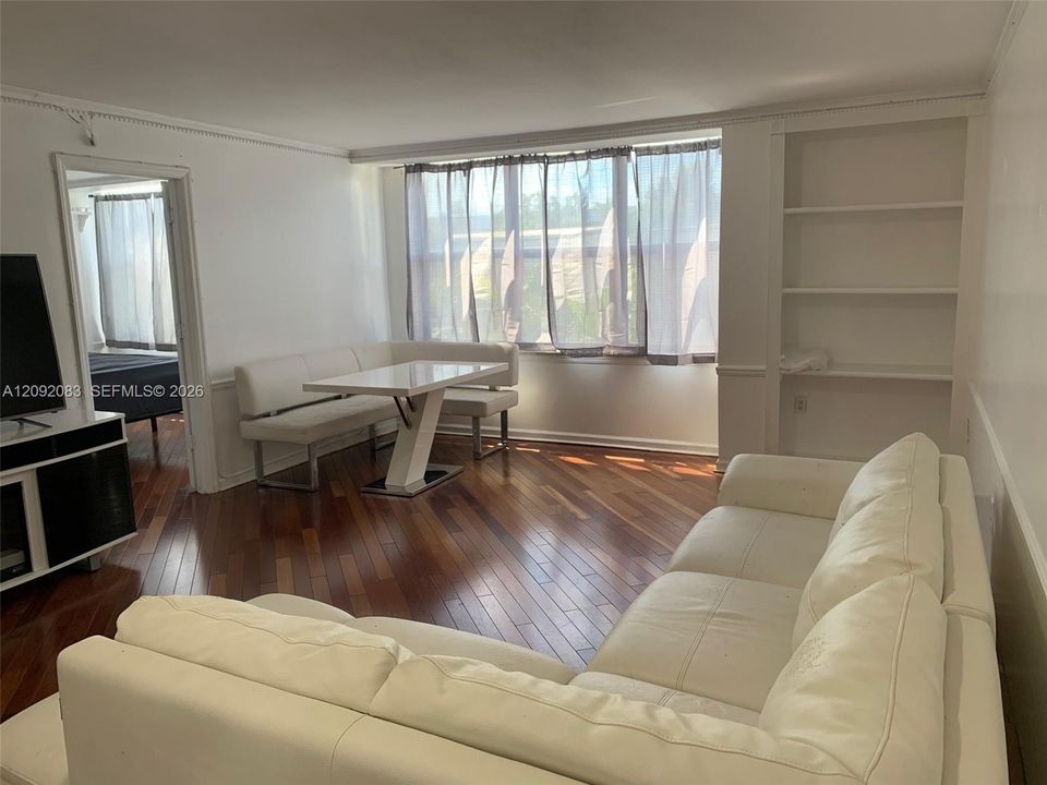 На продажу: $297,000 (2 спален, 2 ванн, 909 Квадратных фут)