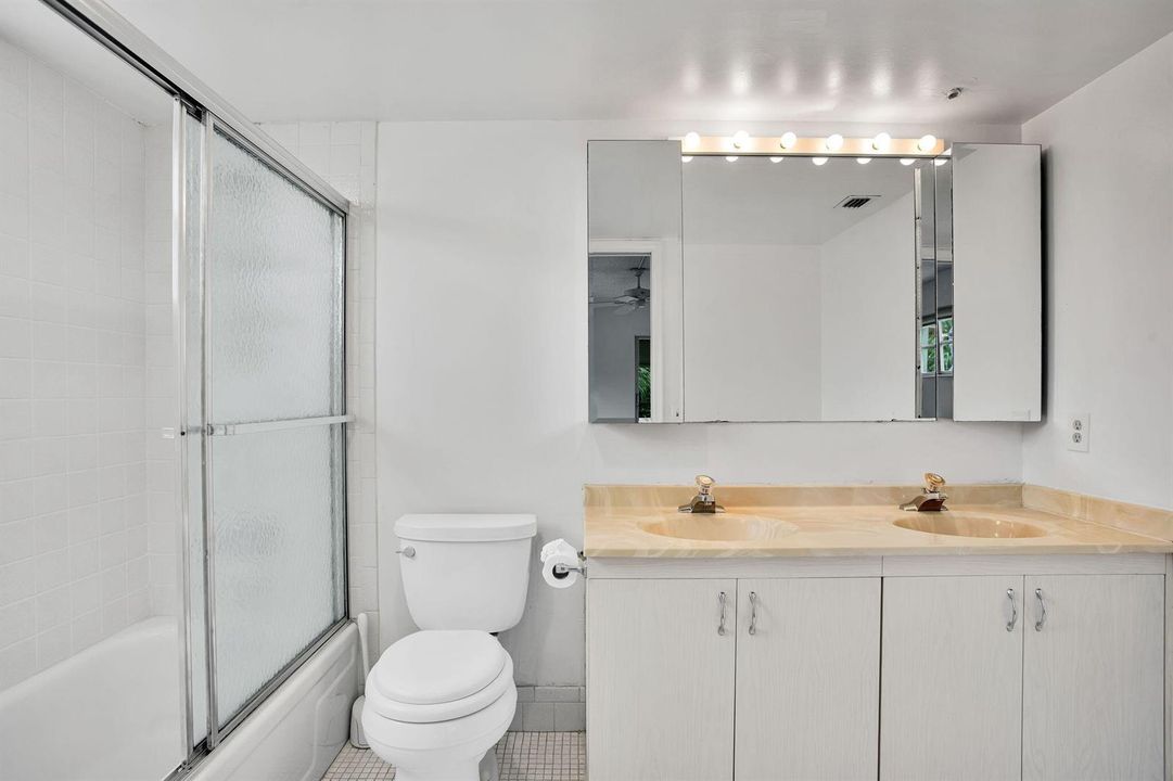 MAIN BATHROOM TUB/SHOWER