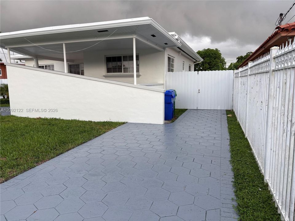 For Rent: $3,000 (2 beds, 1 baths, 1168 Square Feet)
