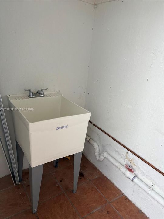 For Rent: $3,000 (2 beds, 1 baths, 1168 Square Feet)
