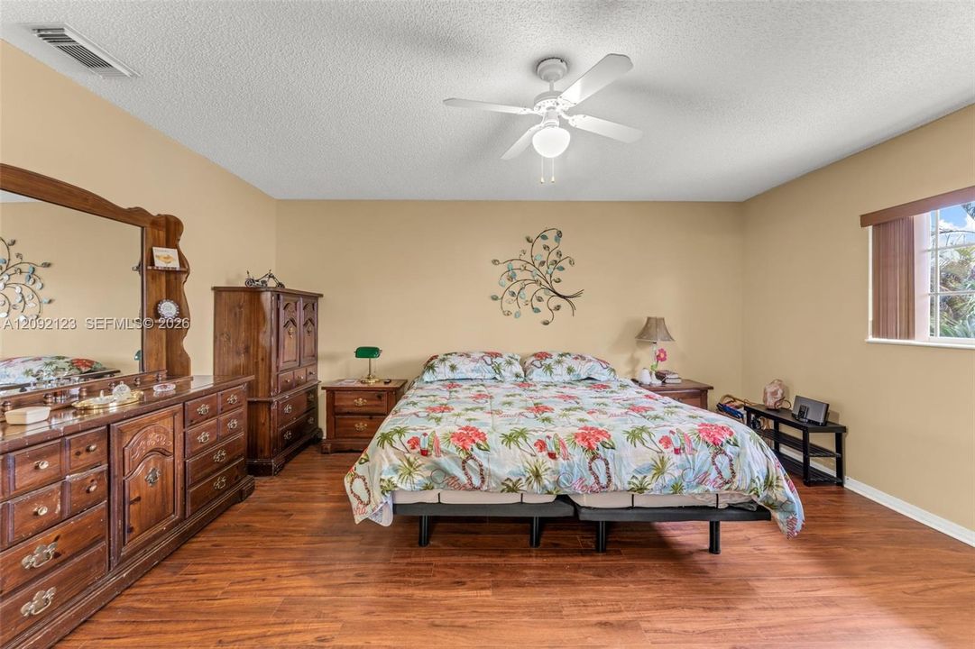 En Venta: $780,000 (4 camas, 2 baños, 2028 Pies cuadrados)