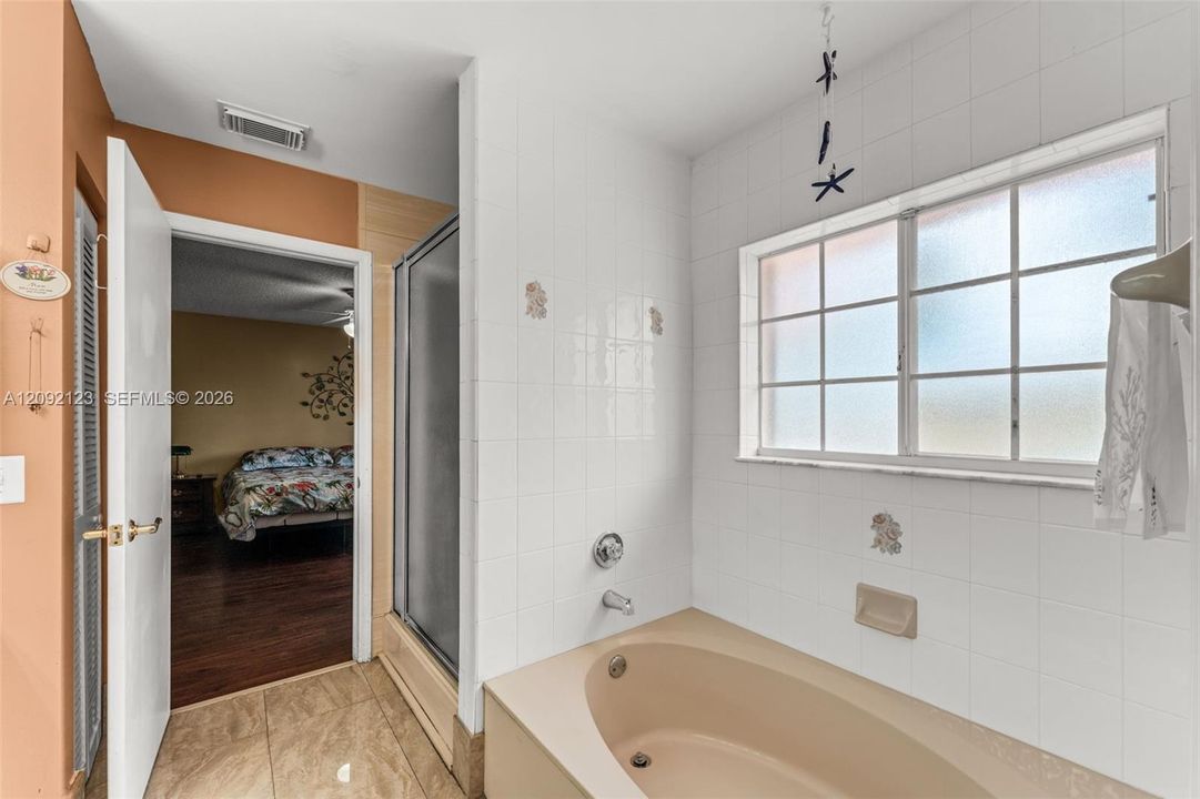 En Venta: $780,000 (4 camas, 2 baños, 2028 Pies cuadrados)