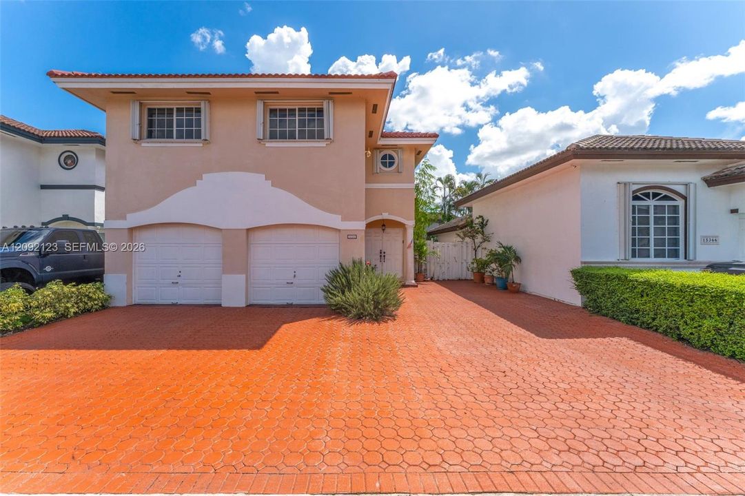 En Venta: $780,000 (4 camas, 2 baños, 2028 Pies cuadrados)