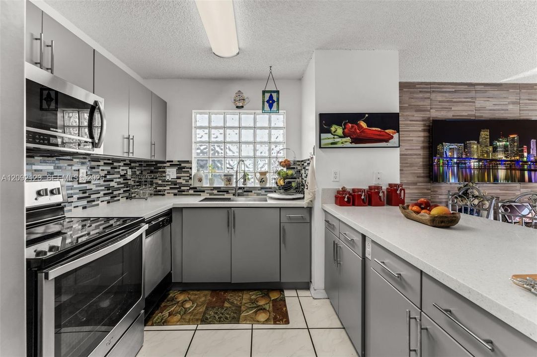 En Venta: $780,000 (4 camas, 2 baños, 2028 Pies cuadrados)