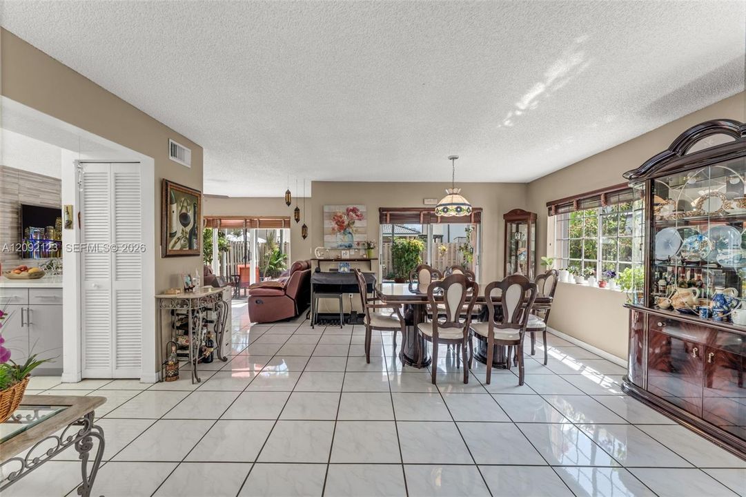 En Venta: $780,000 (4 camas, 2 baños, 2028 Pies cuadrados)