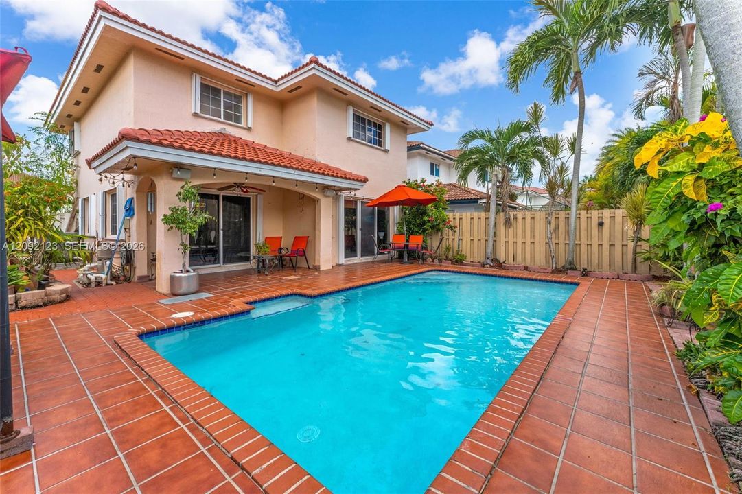 En Venta: $780,000 (4 camas, 2 baños, 2028 Pies cuadrados)