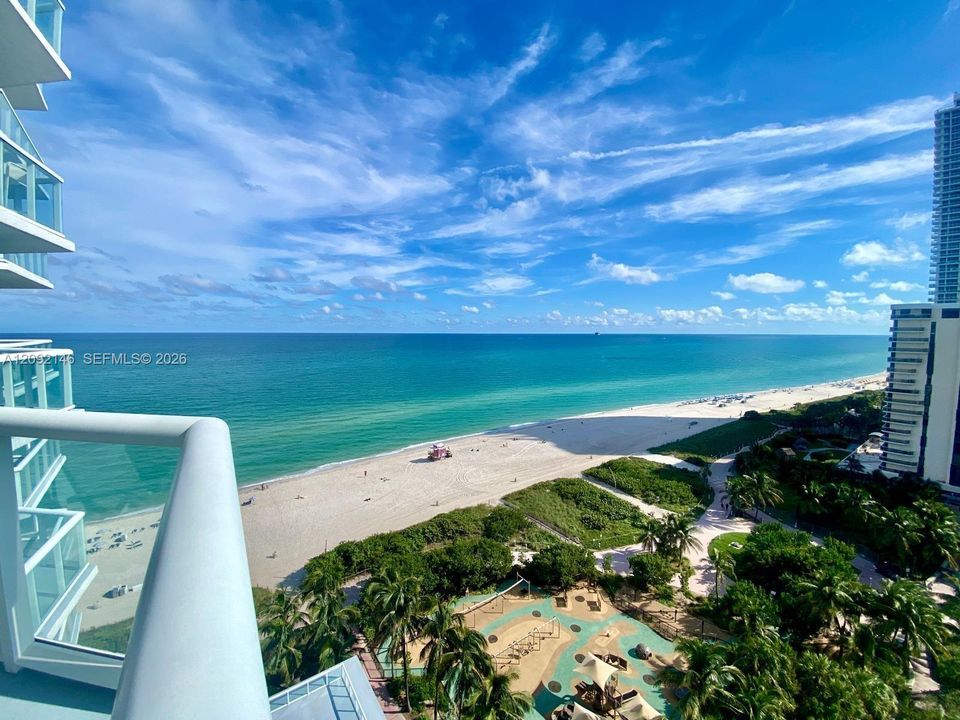 For Sale: $800,000 (1 beds, 1 baths, 819 Square Feet)