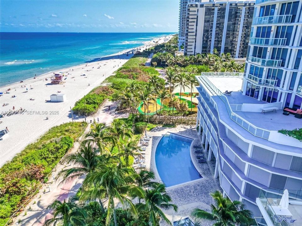 For Sale: $800,000 (1 beds, 1 baths, 819 Square Feet)