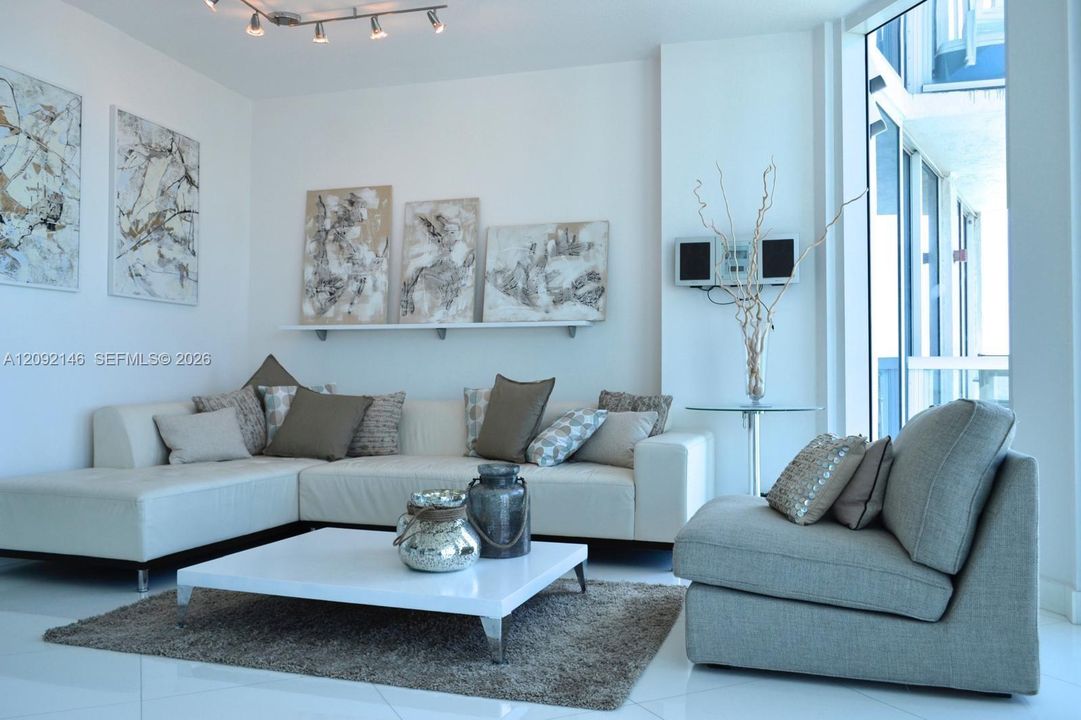 For Sale: $800,000 (1 beds, 1 baths, 819 Square Feet)