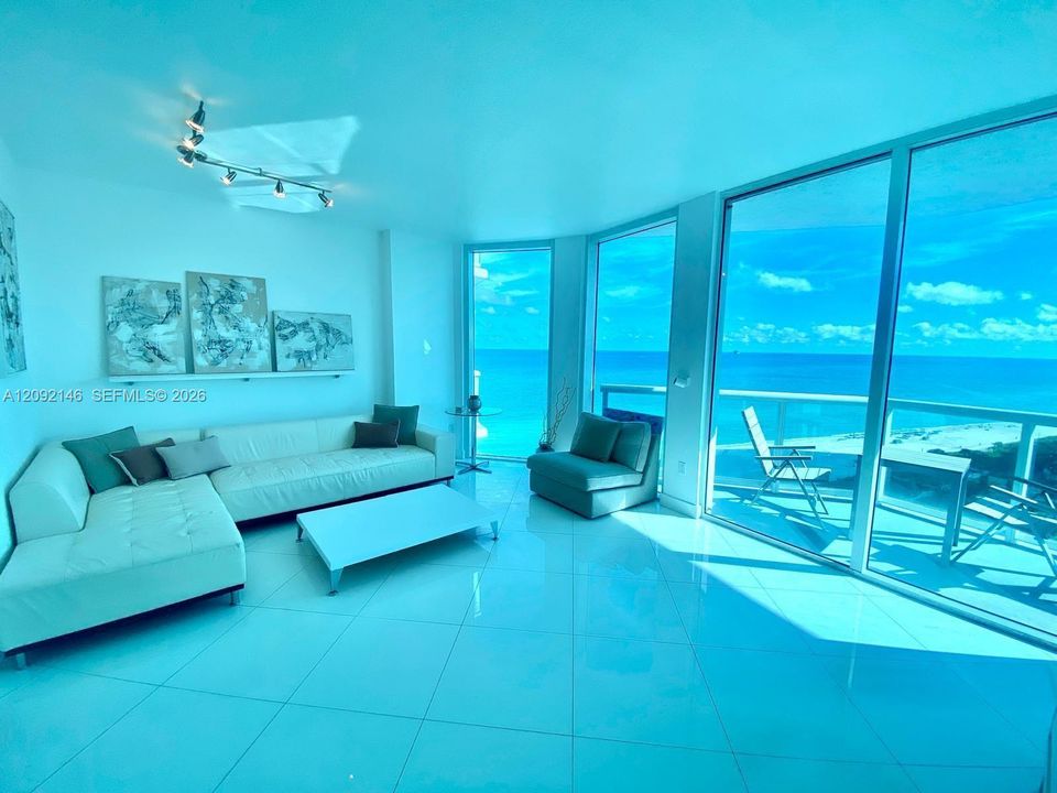 For Sale: $800,000 (1 beds, 1 baths, 819 Square Feet)