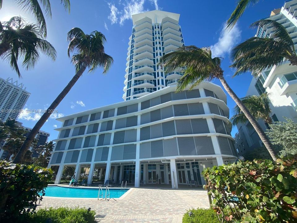 For Sale: $800,000 (1 beds, 1 baths, 819 Square Feet)