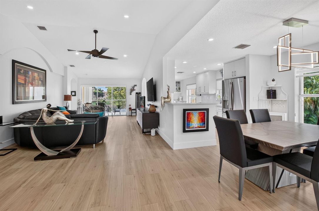 LIVING ROOM/DINING ROOM