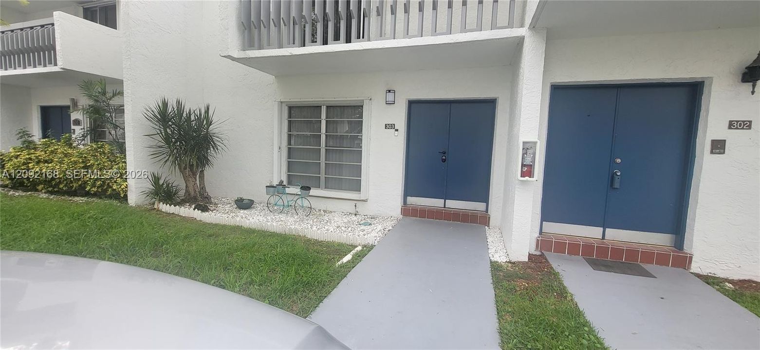 Active With Contract: $2,675 (3 beds, 2 baths, 1638 Square Feet)