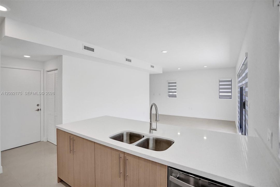 В аренду: $3,450 (5 спален, 4 ванн, 2281 Квадратных фут)