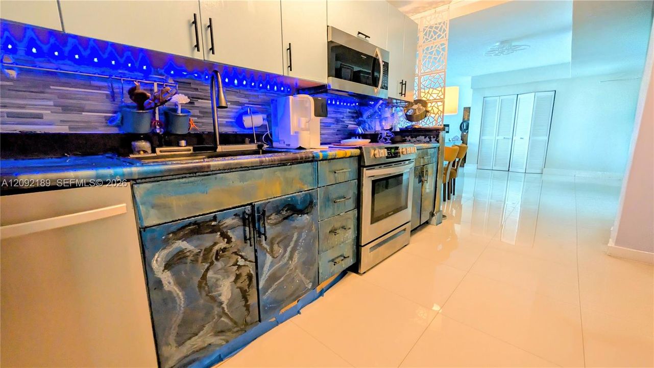 На продажу: $323,900 (2 спален, 1 ванн, 1100 Квадратных фут)