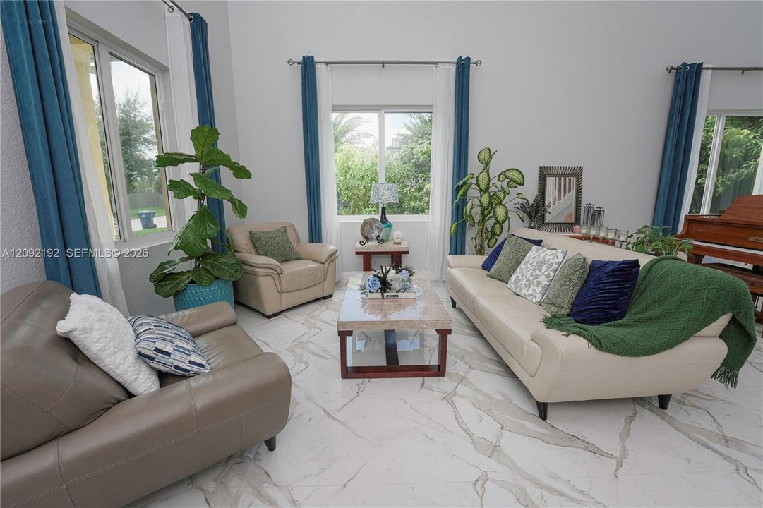 En Venta: $1,300,000 (6 camas, 4 baños, 3300 Pies cuadrados)
