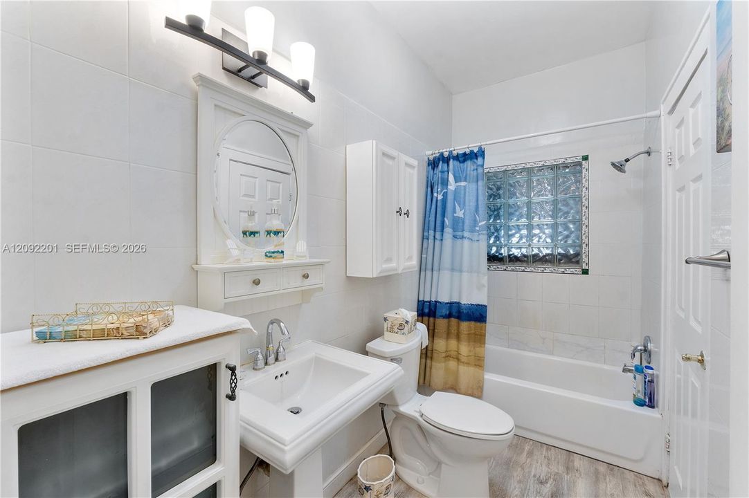 На продажу: $709,900 (4 спален, 3 ванн, 1873 Квадратных фут)