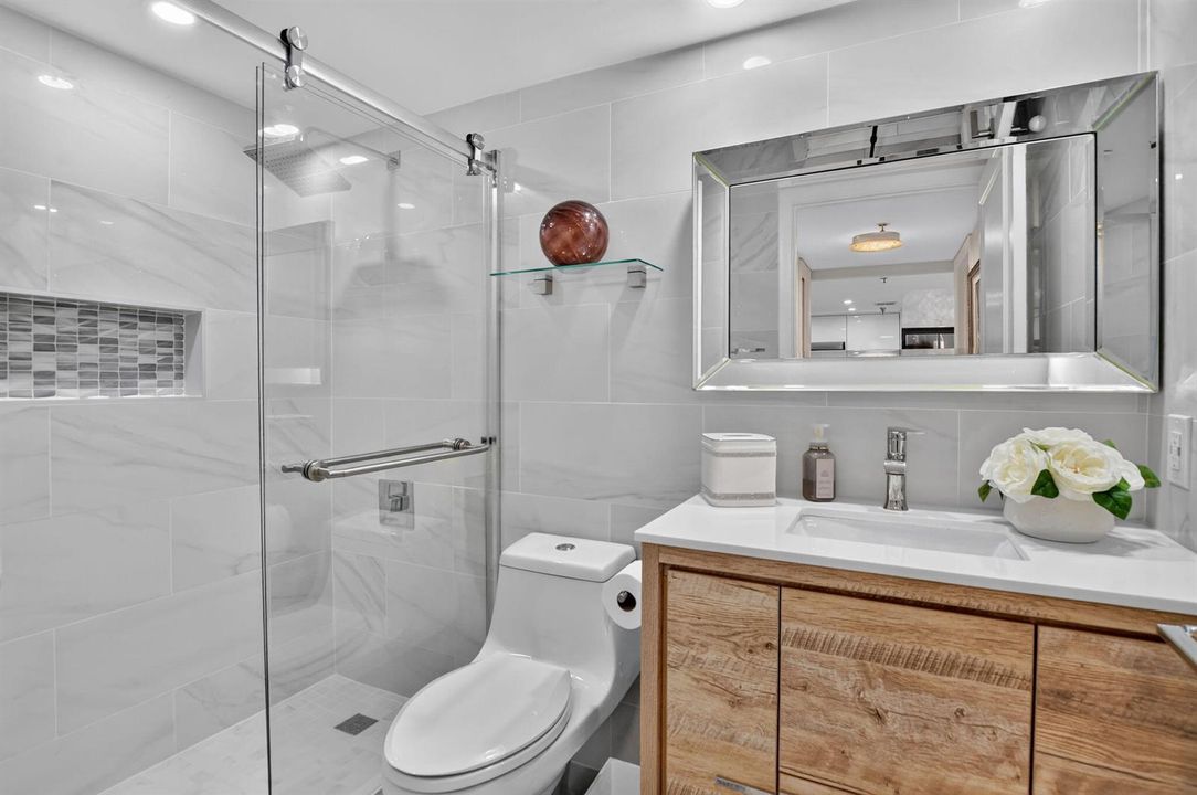 ELEGANT 2ND BATH
