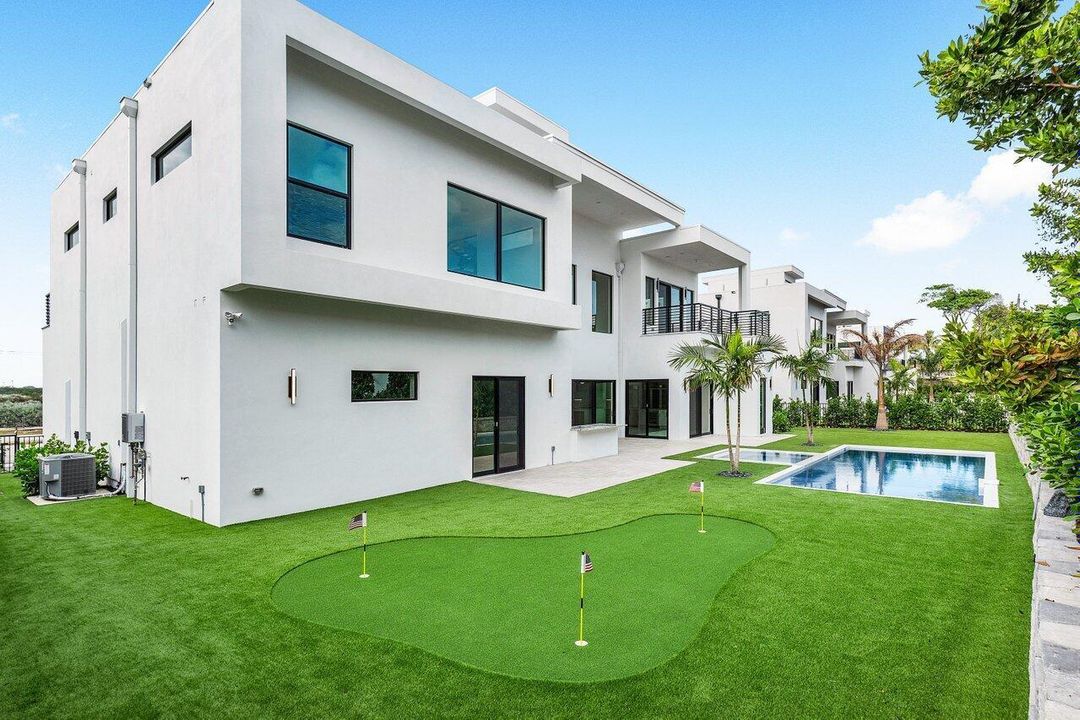 PUTTING GREEN