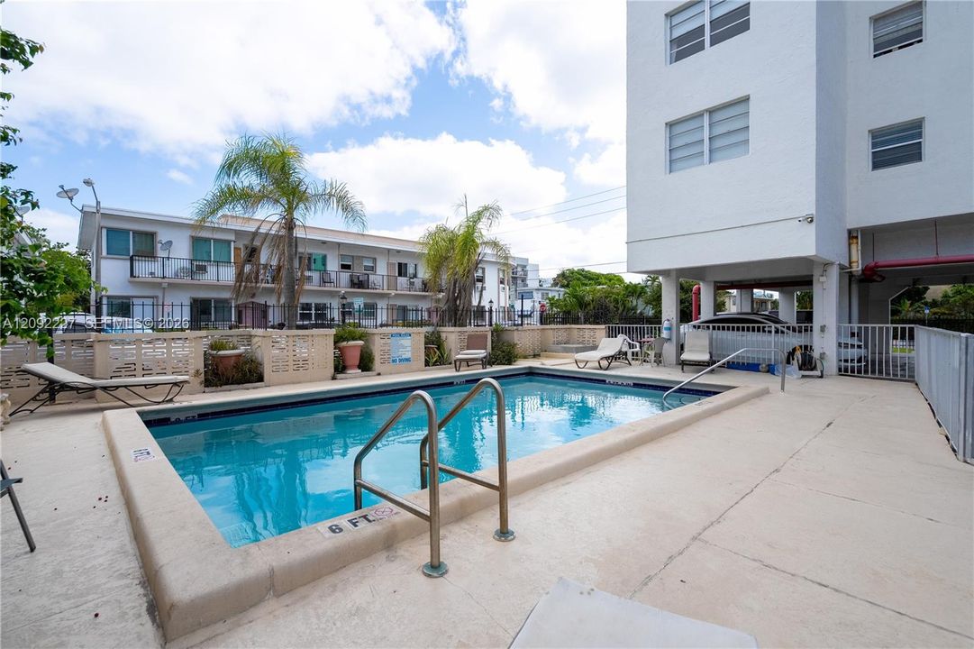 For Sale: $325,000 (2 beds, 2 baths, 1077 Square Feet)