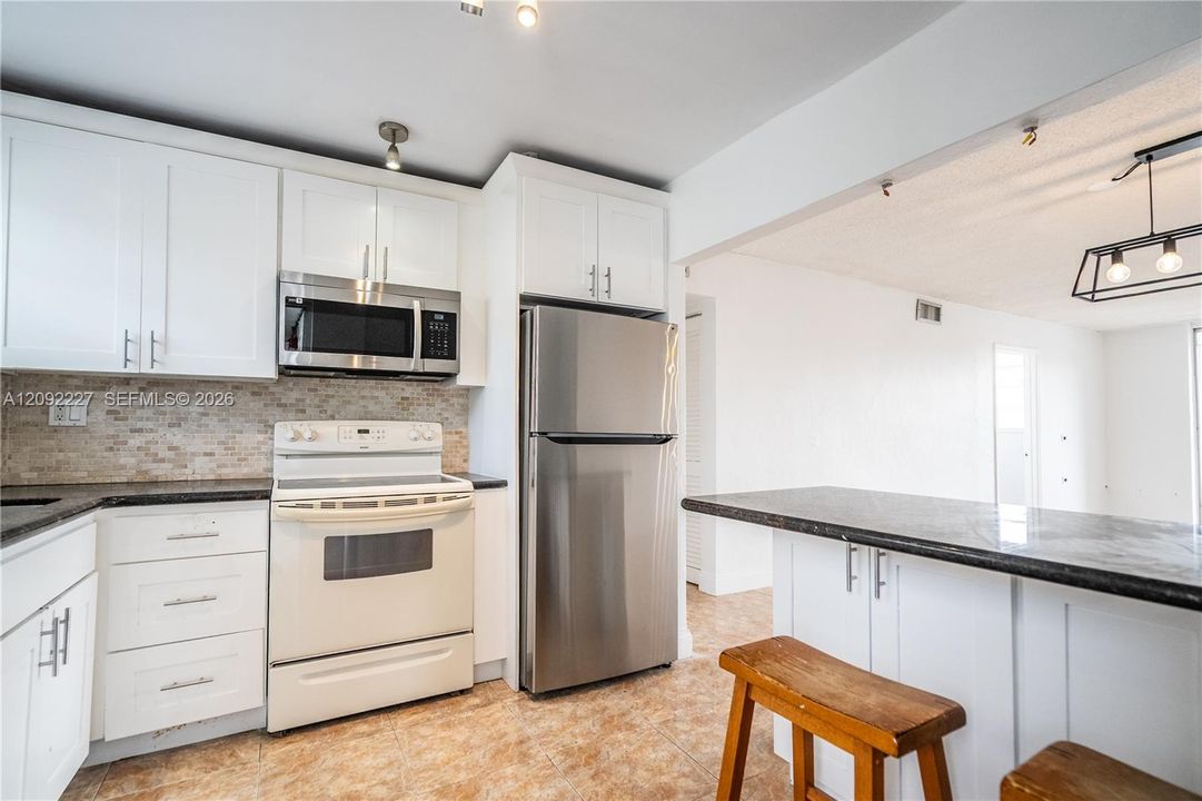 For Sale: $325,000 (2 beds, 2 baths, 1077 Square Feet)