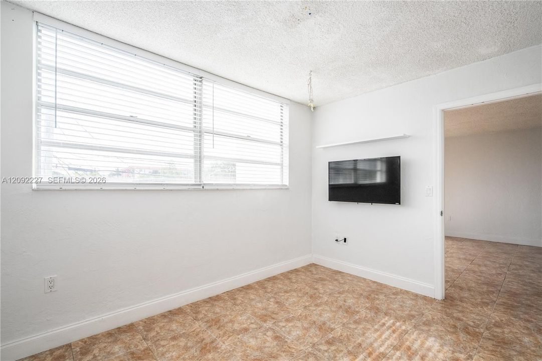 For Sale: $325,000 (2 beds, 2 baths, 1077 Square Feet)
