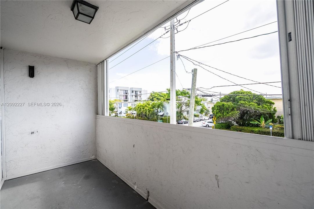 For Sale: $325,000 (2 beds, 2 baths, 1077 Square Feet)
