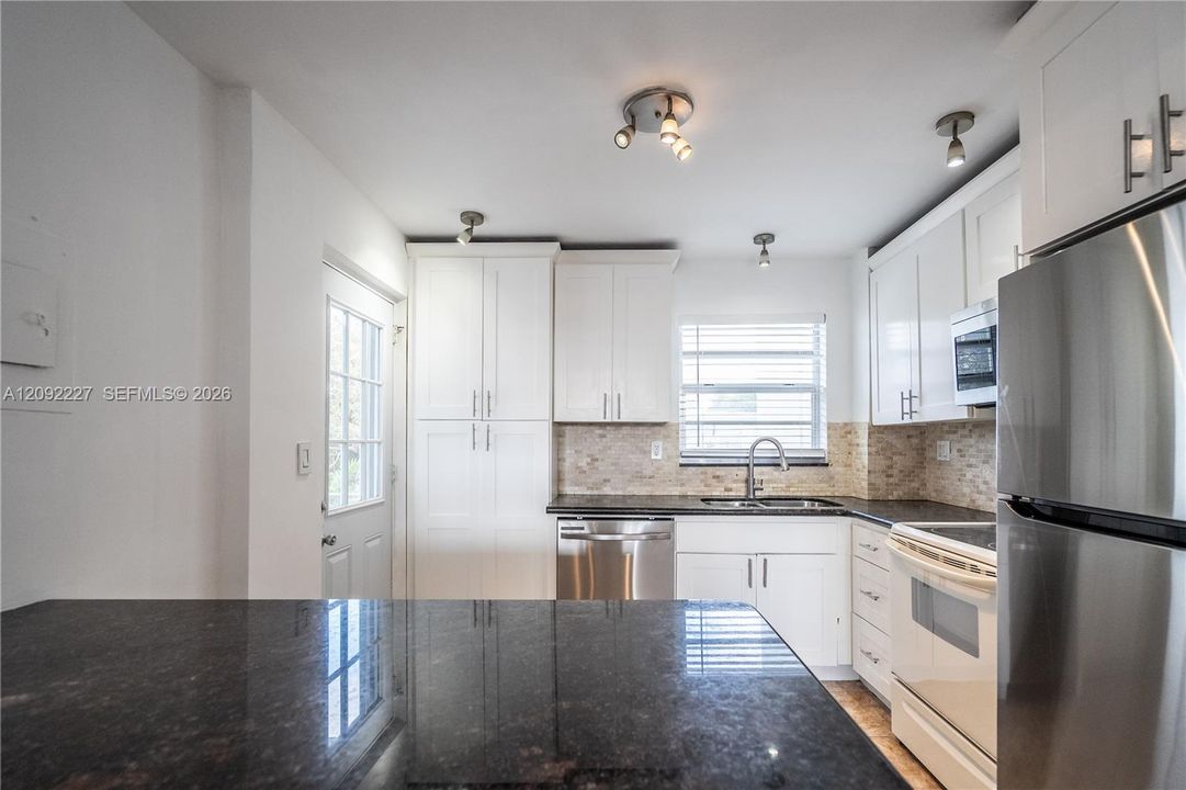For Sale: $325,000 (2 beds, 2 baths, 1077 Square Feet)