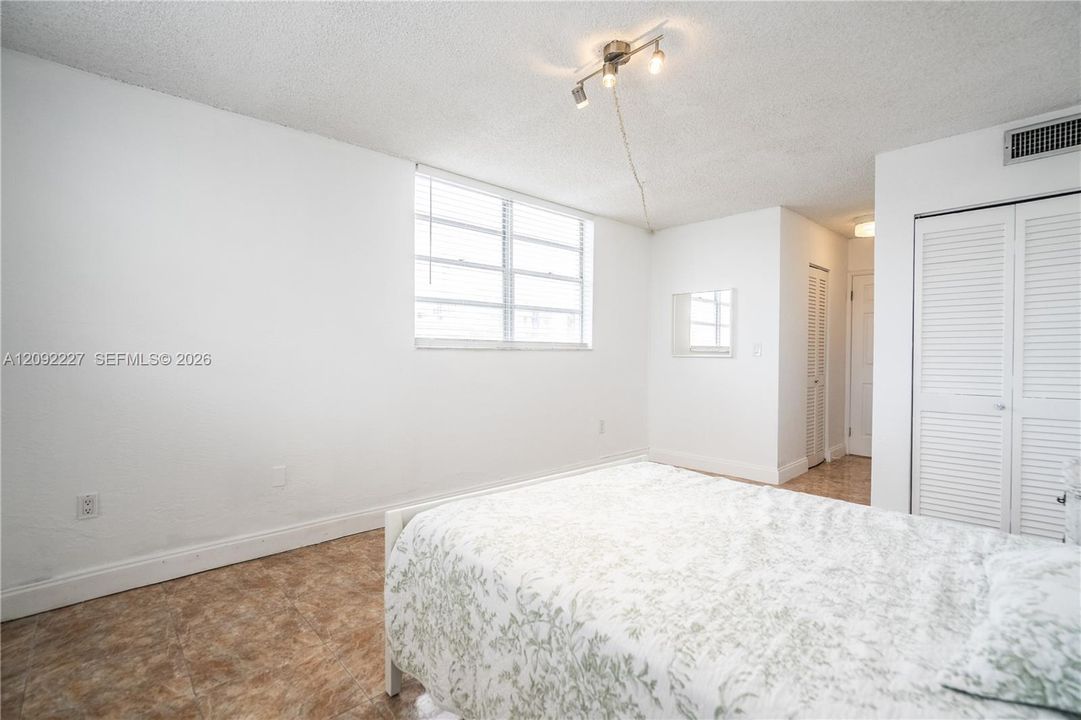 For Sale: $325,000 (2 beds, 2 baths, 1077 Square Feet)