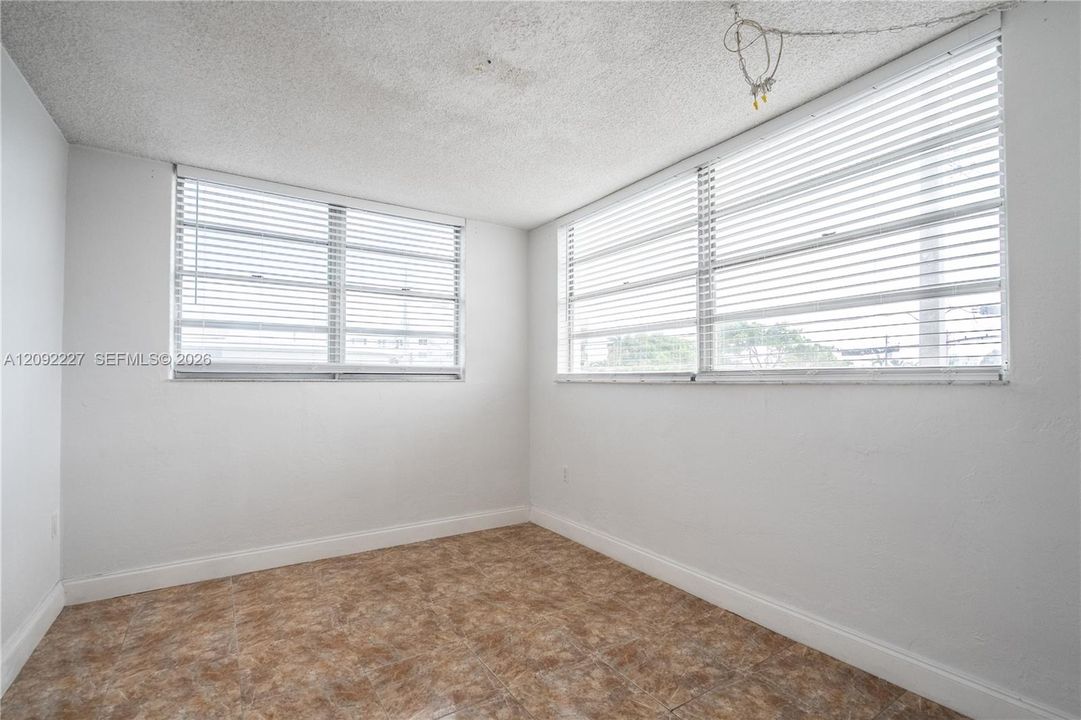 For Sale: $325,000 (2 beds, 2 baths, 1077 Square Feet)