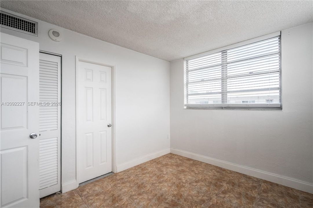 For Sale: $325,000 (2 beds, 2 baths, 1077 Square Feet)