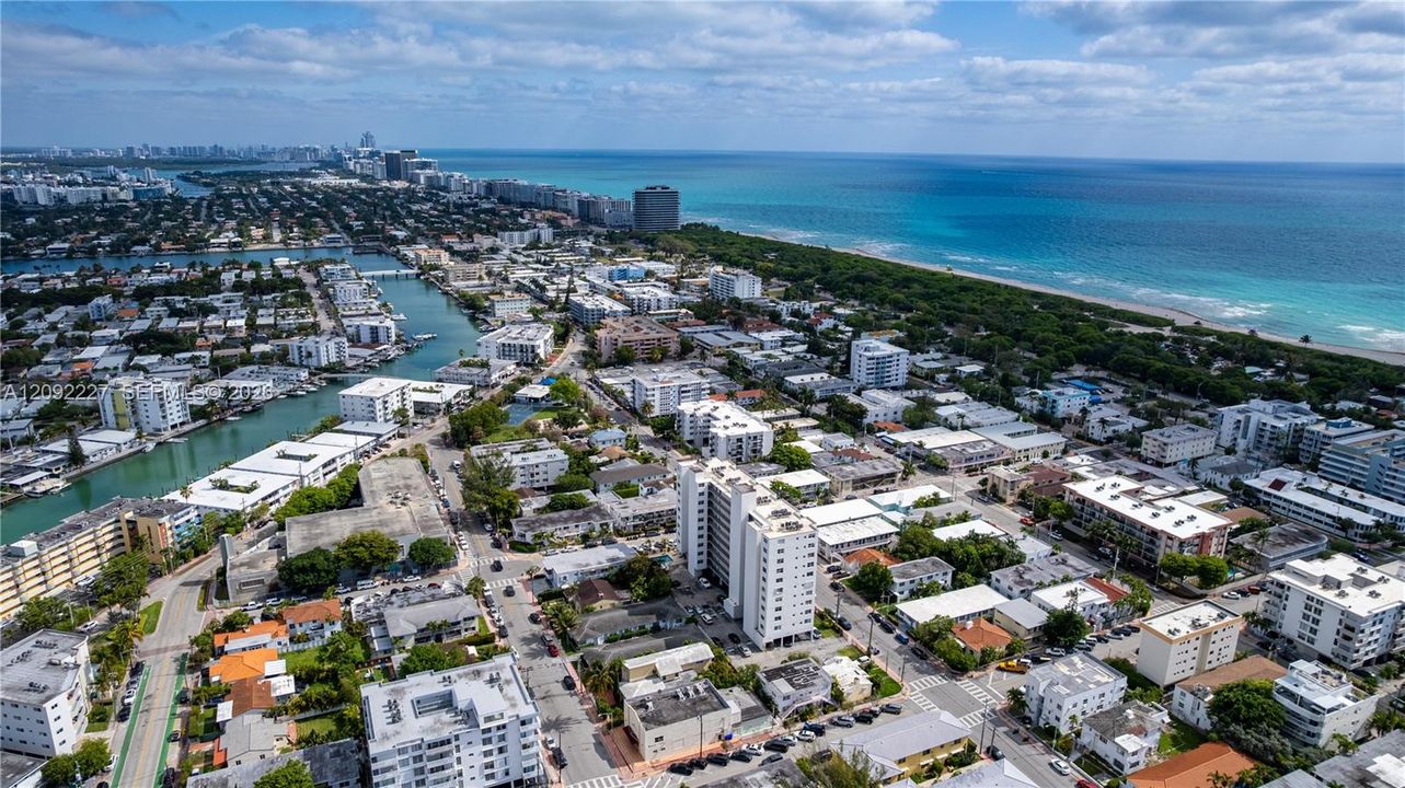 For Sale: $325,000 (2 beds, 2 baths, 1077 Square Feet)