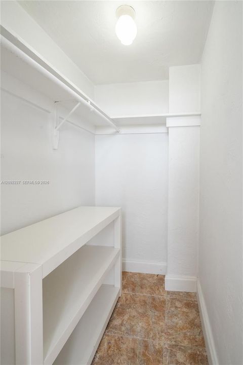 For Sale: $325,000 (2 beds, 2 baths, 1077 Square Feet)