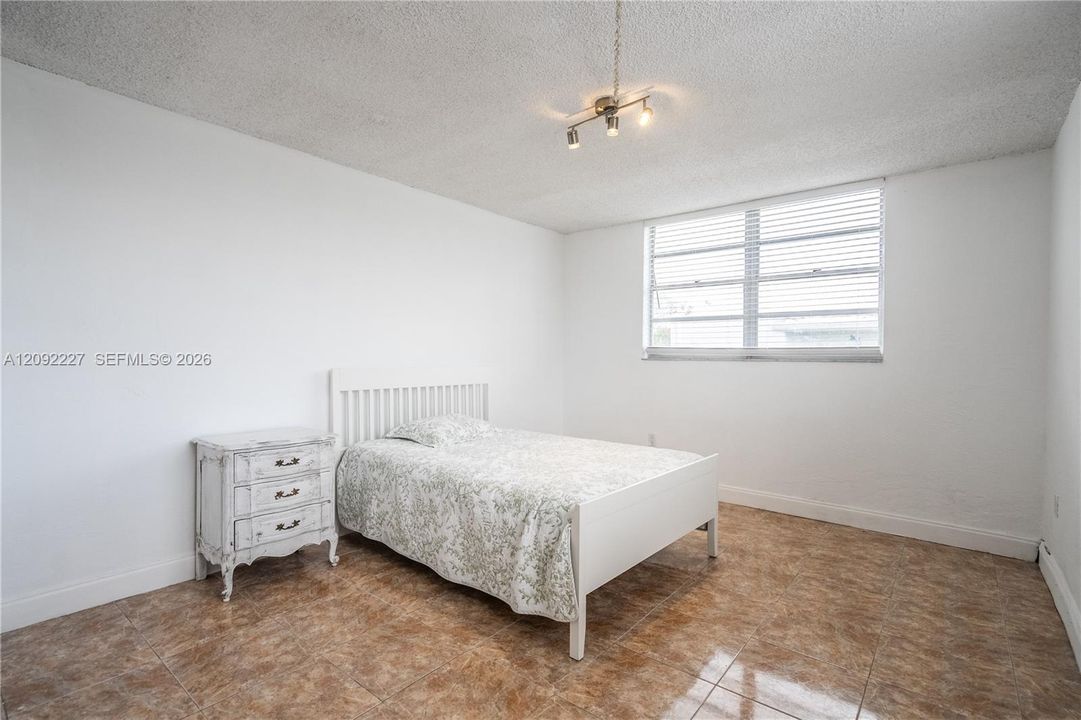 For Sale: $325,000 (2 beds, 2 baths, 1077 Square Feet)