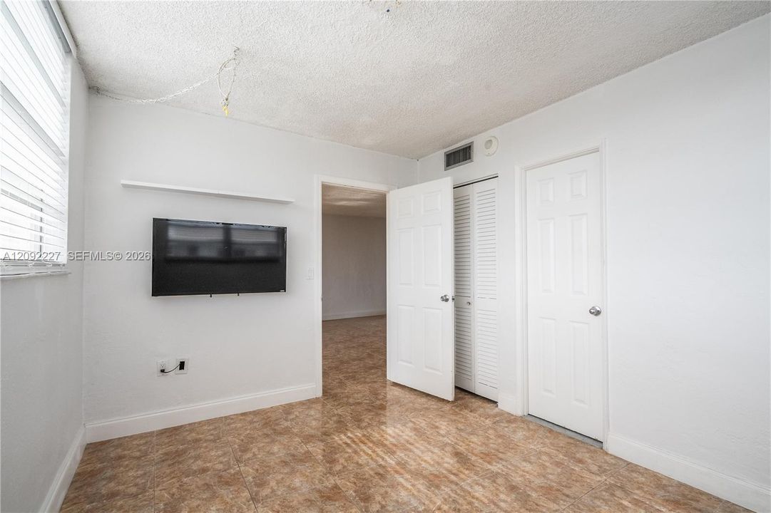 For Sale: $325,000 (2 beds, 2 baths, 1077 Square Feet)