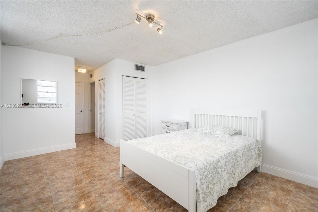 For Sale: $325,000 (2 beds, 2 baths, 1077 Square Feet)